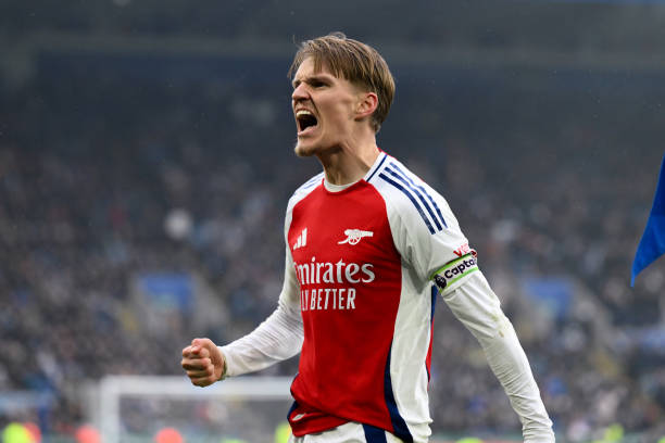 中超最佳阵容：古斯塔沃双响米内罗传射 本土球员仅3人_比赛_金永_传球.